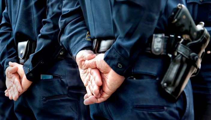 polizia ferma.jpg polizia ferma.jpg